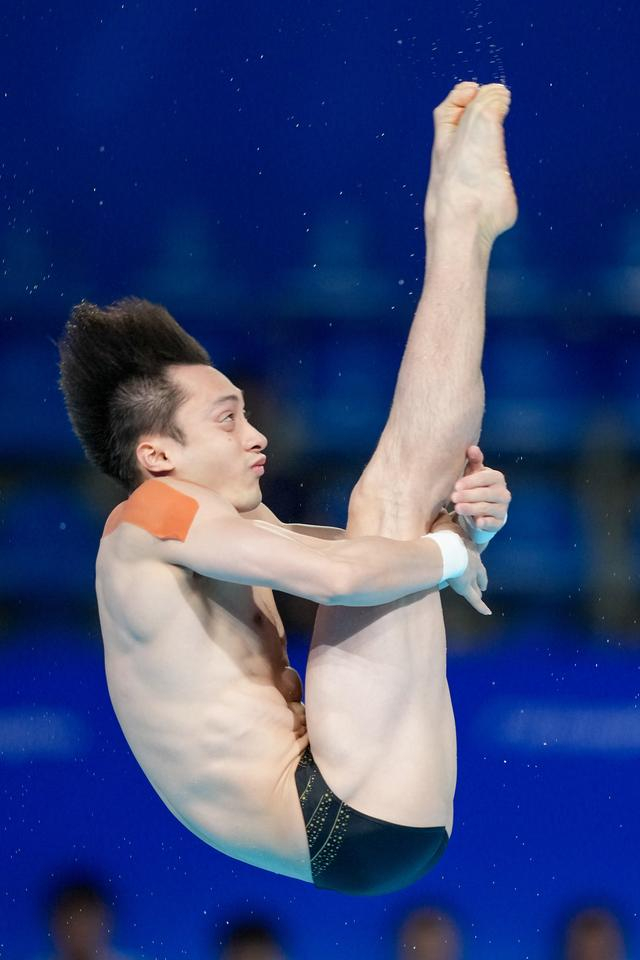 11月5日，山东队选手练俊杰在男子个人全能10米跳台比赛中。新华社记者 薛宇舸 摄