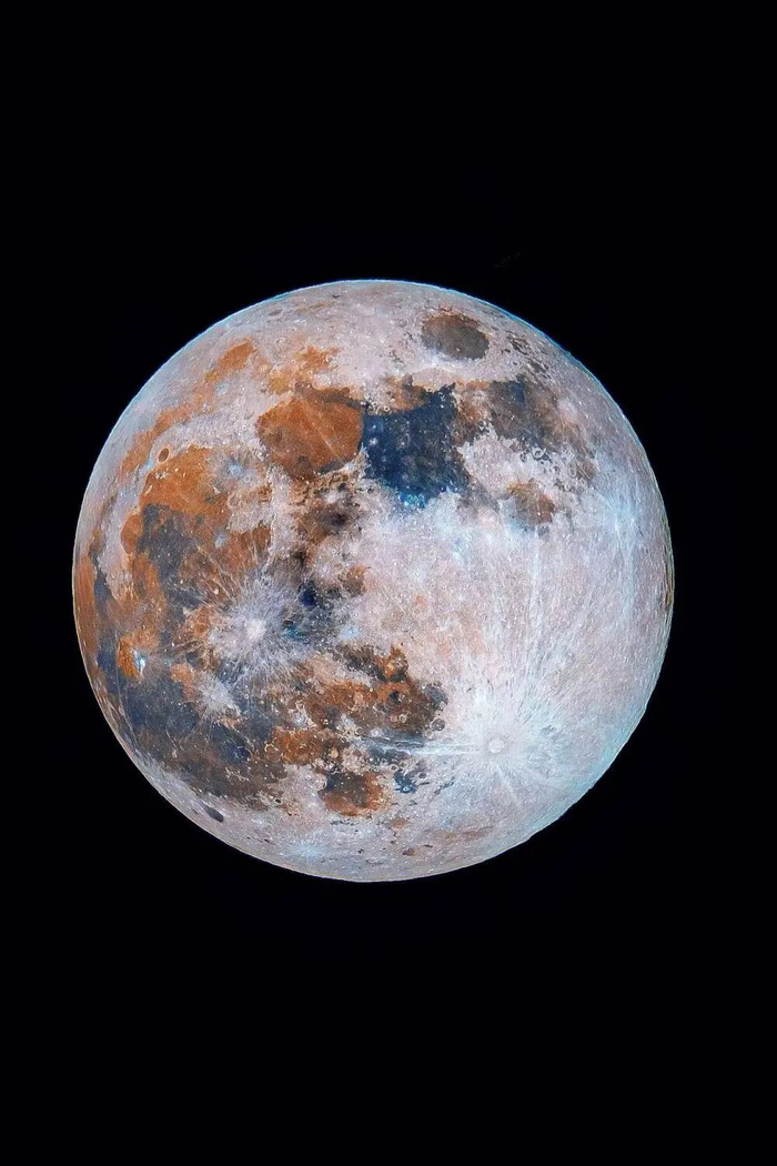 2024年10月17日，在广西南宁市拍摄的年度最大满月（多张叠加），明亮而清晰。（王晋 摄）