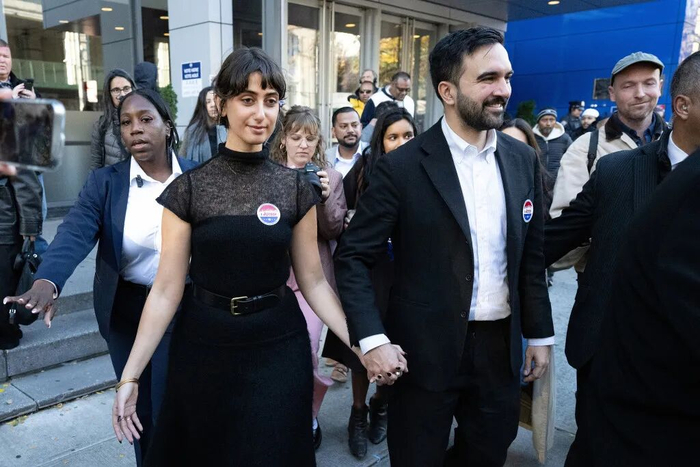 当地时间2025年11月4日，美国纽约，纽约市市长候选人佐赫兰·马姆达尼和妻子拉玛·杜瓦吉在选举中投票。视觉中国 图