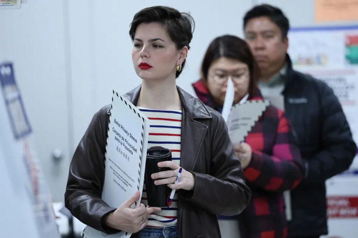 当地时间2025年11月4日，美国纽约布鲁克林区弗拉特布什街区，人们在布鲁克林公共图书馆排队参加大选投票。视觉中国 图