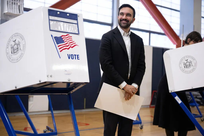 当地时间2025年11月4日，美国纽约，纽约市长候选人佐赫兰·马姆达尼在弗兰克·辛纳特拉高中投票。视觉中国 图