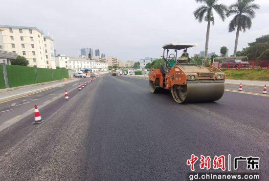 良白路京华电子厂段沥青摊铺施工现场。中建三局供图