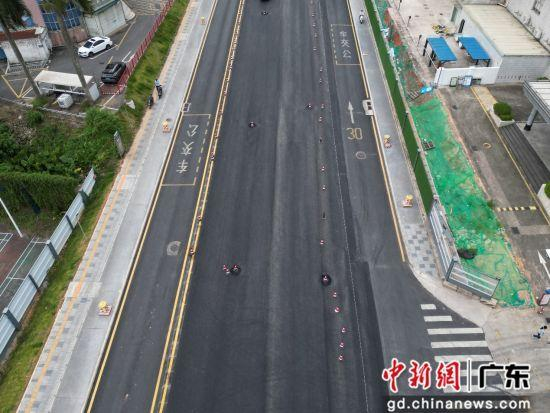 良白路京华电子厂段沥青摊铺施工现场。中建三局供图