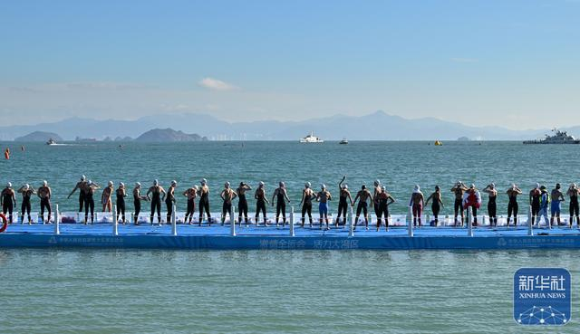 ↑ 参赛选手在入水前准备。新华社记者 李紫恒 摄