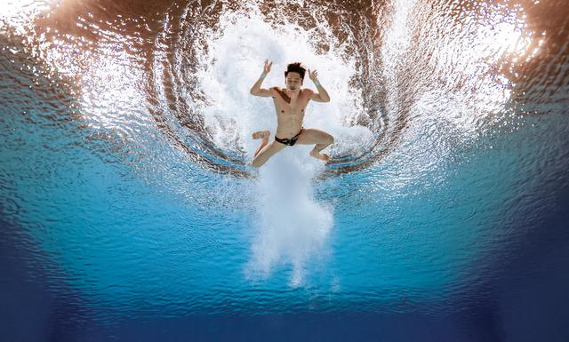 11月5日，山东队选手练俊杰在男子个人全能10米跳台比赛中。新华社记者 夏一方 摄