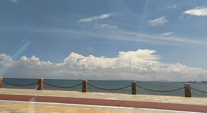“哇，碧海蓝天，真漂亮。”2023年7月吴传莉在威海拍下视频时说。受访者供图
