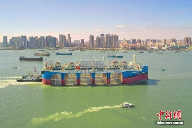 海巡船护航“湛江湾1号”。李乾源 摄