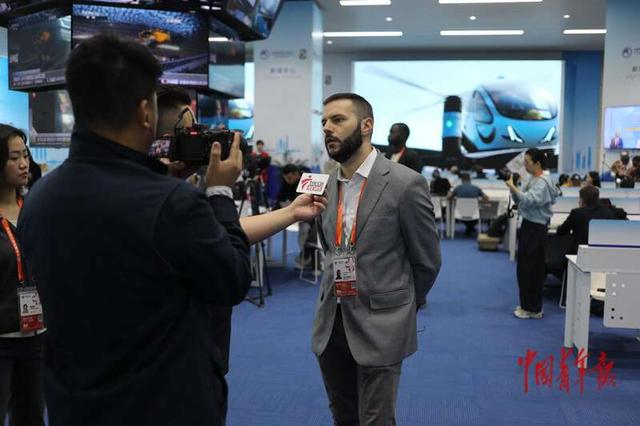 11月5日，上海，第八届中国国际进口博览会即将开幕，一名外媒记者接受采访。中青报·中青网记者 孔斯琪/摄
