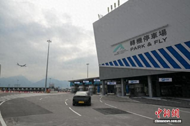 香港机场管理局港珠澳大桥香港口岸自动化转机停车场。中新社记者 陈永诺 摄