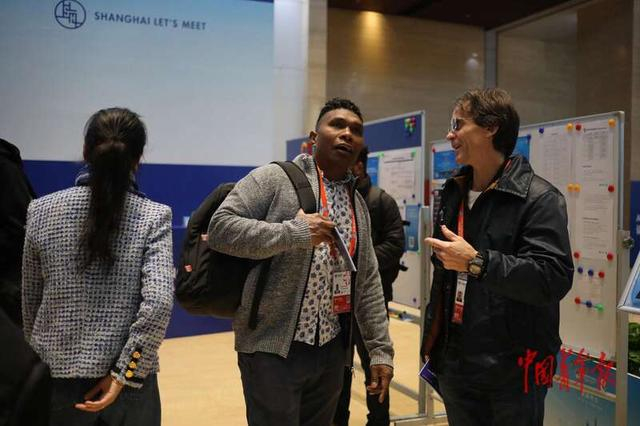 11月5日，上海，第八届中国国际进口博览会即将开幕，两名外媒记者在新闻中心交流。中青报·中青网记者 孔斯琪/摄