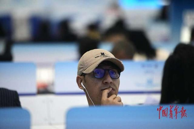 11月5日，上海，一名媒体记者关注第八届中国国际进口博览会开幕式。中青报·中青网记者 孔斯琪/摄