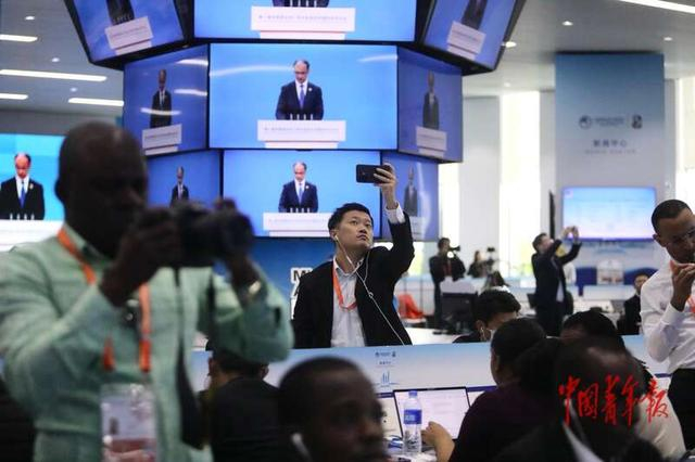 11月5日，上海，中外媒体在新闻中心关注第八届中国国际进口博览会开幕式。中青报·中青网记者 孔斯琪/摄