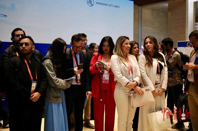 11月5日，上海，第八届中国国际进口博览会即将开幕，中外媒体齐聚新闻中心。中青报·中青网记者 孔斯琪/摄