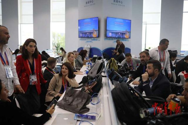 11月5日，上海，第八届中国国际进口博览会即将开幕，中外媒体齐聚新闻中心。中青报·中青网记者 孔斯琪/摄