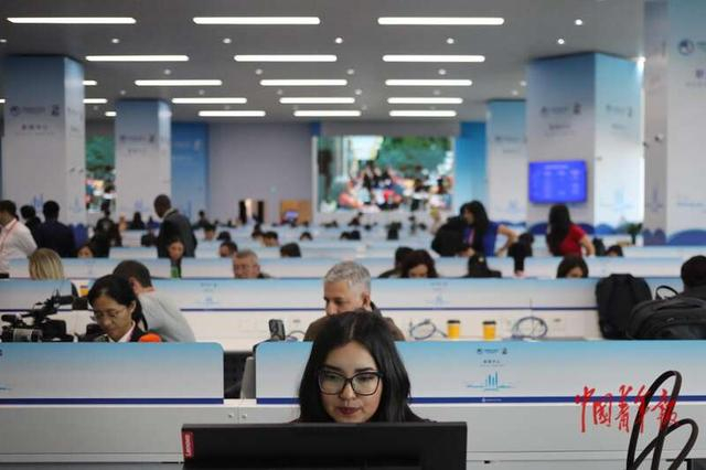 11月5日，上海，第八届中国国际进口博览会即将开幕，中外媒体齐聚新闻中心。中青报·中青网记者 孔斯琪/摄