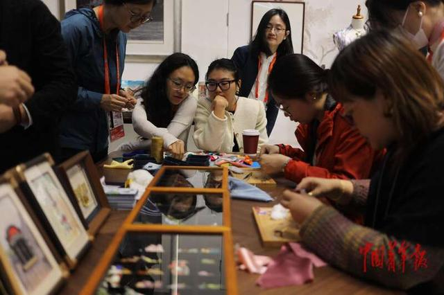 11月5日，上海，第八届中国国际进口博览会即将开幕，媒体记者体验制作非遗盘扣。中青报·中青网记者 孔斯琪/摄