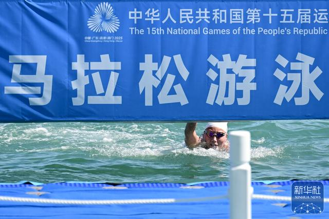 ↑ 浙江队选手柳雅欣抵达终点。新华社记者 张龙 摄