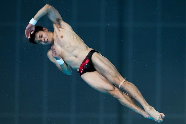 11月5日，北京队选手曹缘在男子个人全能10米跳台比赛中。新华社记者 薛宇舸 摄