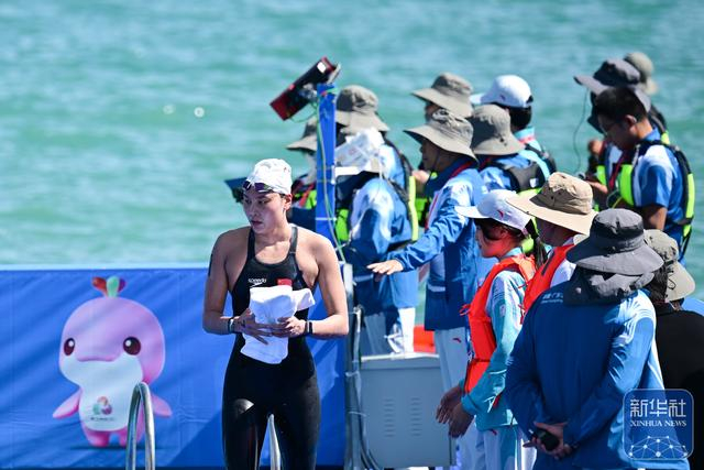 ↑ 浙江队选手柳雅欣(左一)在赛后。新华社记者 张龙 摄