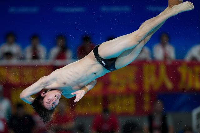 11月5日，福建队选手崔彰喻在男子个人全能10米跳台比赛中。新华社记者 薛宇舸 摄