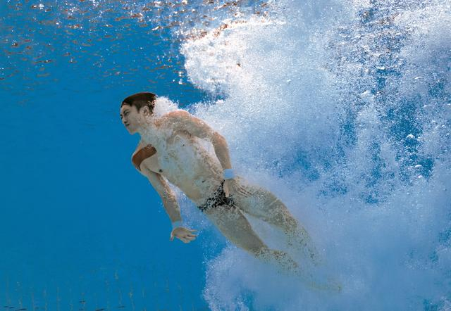 11月5日，山东队选手练俊杰在男子个人全能3米跳板比赛中。新华社记者 夏一方 摄