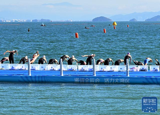 ↑ 参赛选手在比赛中入水。新华社记者 李紫恒 摄