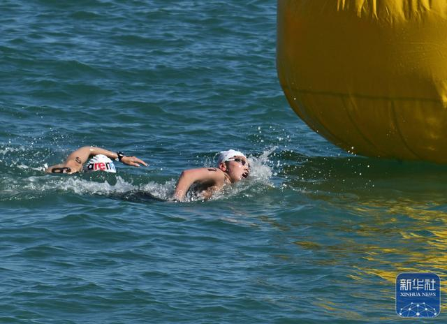 ↑ 浙江队选手柳雅欣(右)在比赛中。新华社记者 李紫恒 摄