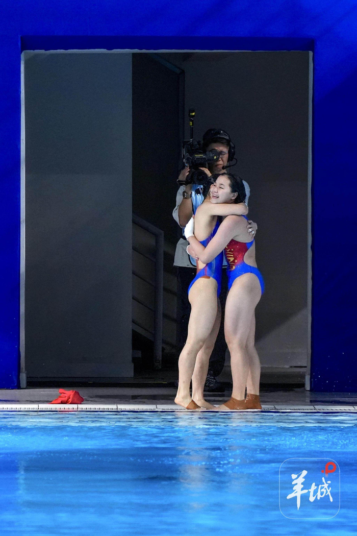 全红婵和王伟莹拥抱庆祝。羊城晚报记者 梁喻 摄