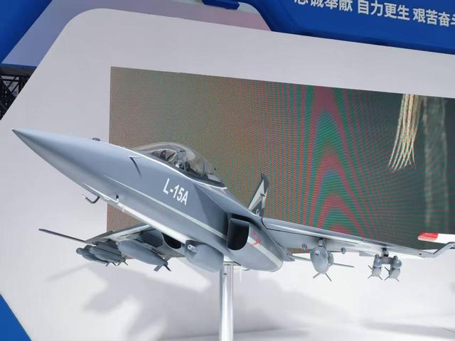 L-15A是中国航空工业洪都研发生产的高级教练机。 谢瑞强 摄