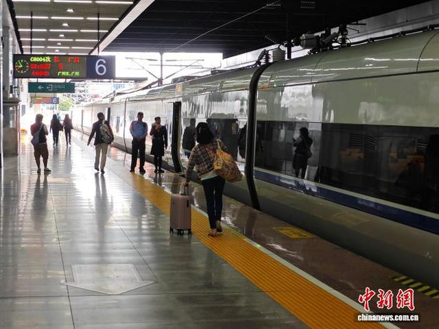 经广深铁路出行的旅客。田恬 摄