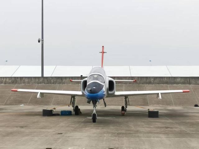 K-8是中国航空工业洪都研发生产的喷气式高级基础教练机。 谢瑞强 摄