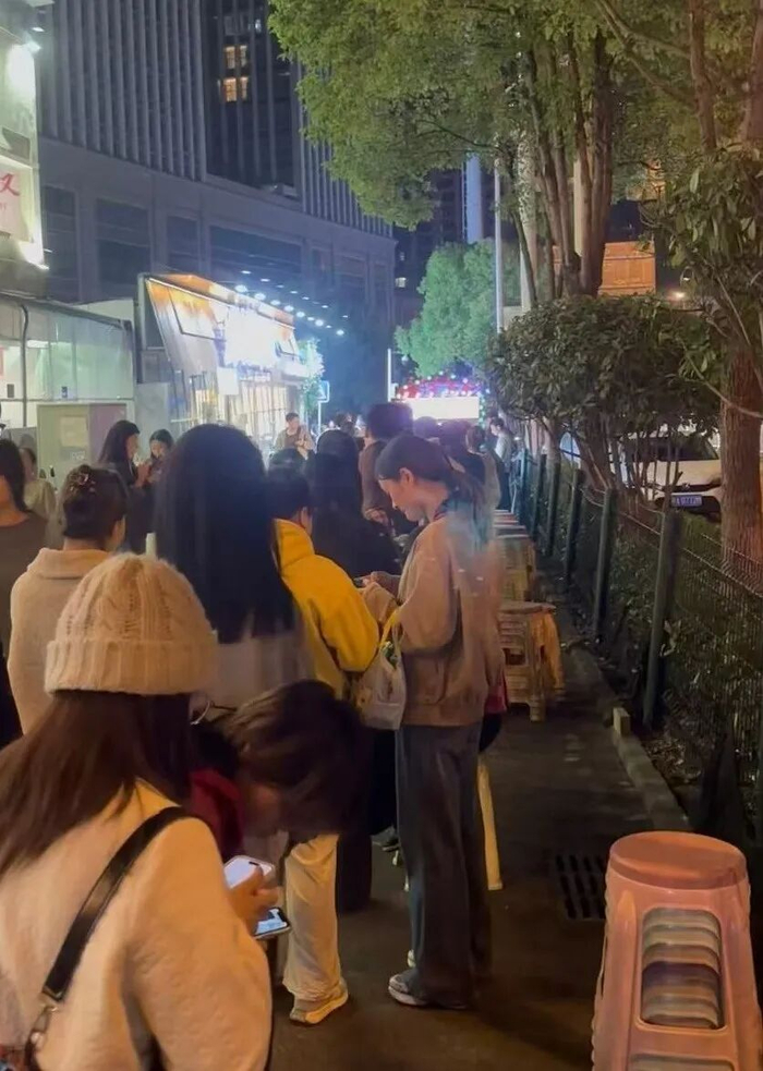 摊前排起长队。图/九派新闻 陶梓童