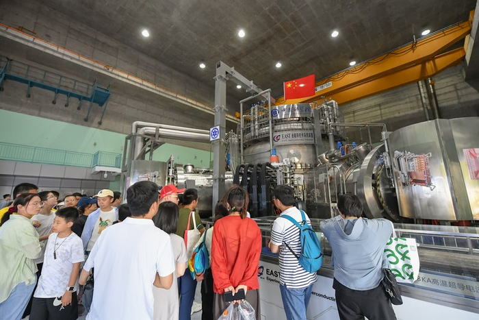 2024年5月18日，安徽合肥，公众参观有“人造太阳”之称的全超导托卡马克核聚变实验装置（EAST）。 IC Photo