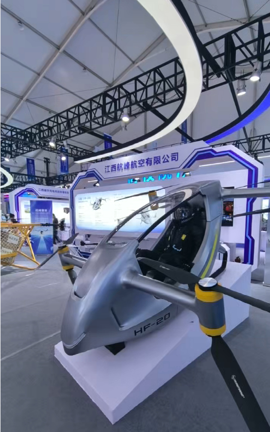 展馆内展示的飞行器。 谢瑞强 摄