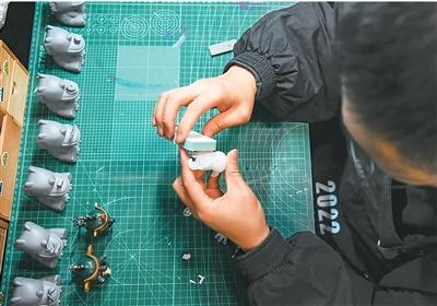 一名文创产品策划运营师在打磨产品模型。新华社记者 王 曦摄