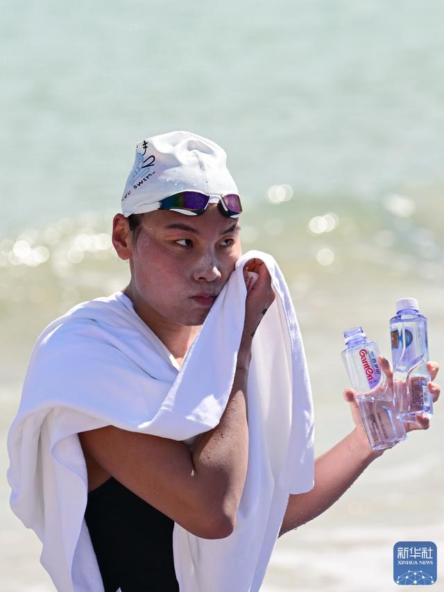 ↑ 浙江队选手柳雅欣在赛后补给。新华社记者 张龙 摄