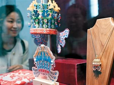 游客在中国国家博物馆选购文创产品“凤冠”项链。新华社记者 金良快摄