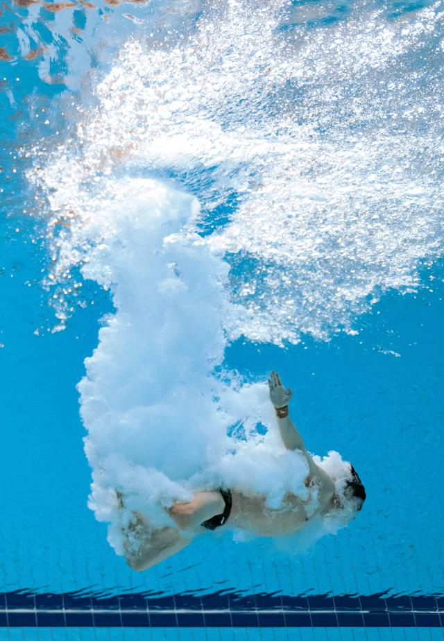 11月5日，福建队选手崔彰喻在男子个人全能3米跳板比赛中。新华社记者 夏一方 摄