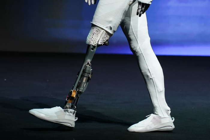 在機(jī)器人IRON通電運(yùn)行狀態(tài)下，現(xiàn)場(chǎng)剪開其腿部覆蓋件，人腿人內(nèi)人公開展示內(nèi)部的部皮辟謠<strong></strong>機(jī)械結(jié)構(gòu)。企業(yè)供圖