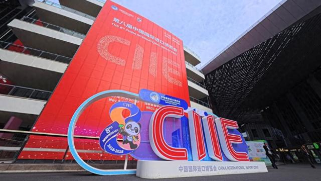 11月3日拍摄的国家会展中心（上海）内的进博会主题装饰。新华社记者 方喆 摄