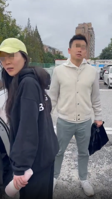 截图自网传视频，右为律师本人。