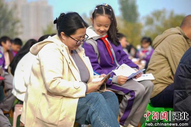 图为任丘市第八实验小学，家长正在看孩子写给父母的一封信。 韩慧峰 摄
