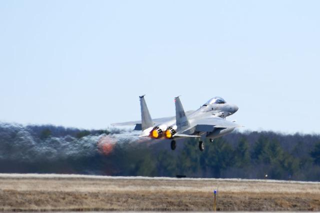 （资料图）一架美国空军国民警卫队的F-15C战机 