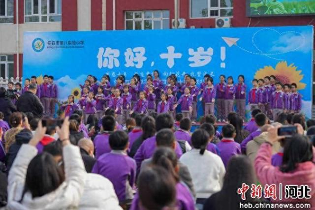 图为任丘市第八实验小学，学生正在表演节目。 韩慧峰 摄