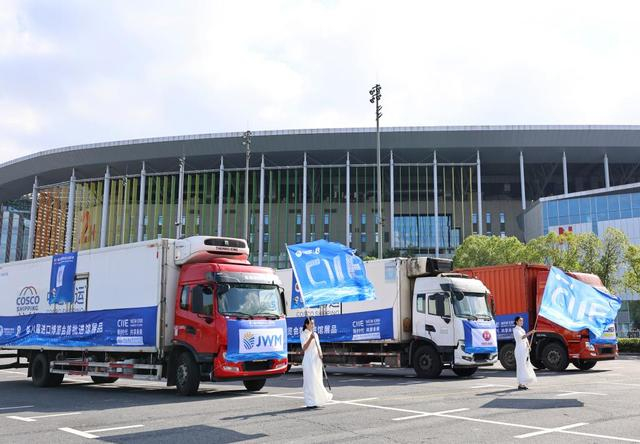 10月23日，在第八届进博会首批展品进馆仪式现场，装载展品的卡车停在国家会展中心（上海）北广场。新华社记者 方喆 摄