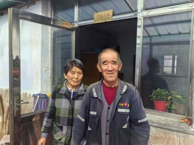 图为杨树武与妻子在家门口合影。新华社记者 于力 摄