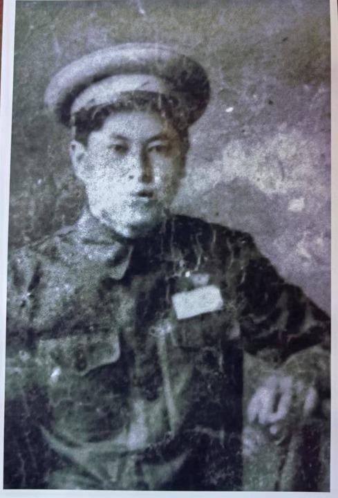 图为记者帮助杨树武修复洗印出来的杨忠贵的照片。新华社记者 于力 摄