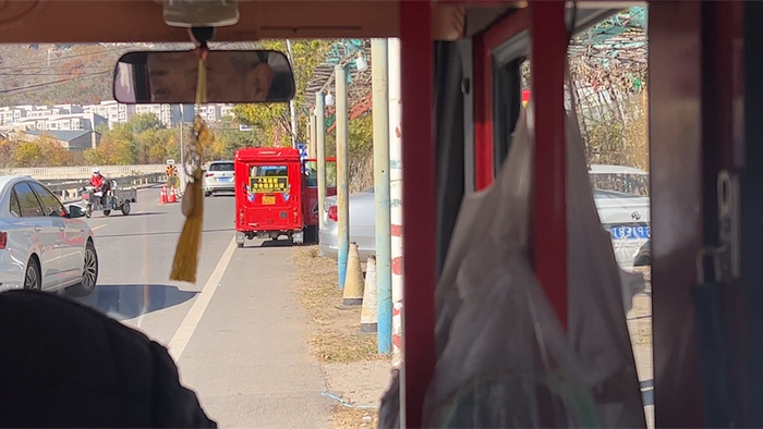 记者搭乘的电动三轮车停在了距离景区1号停车场约200米的位置。新京报记者 刘婧瑜 摄