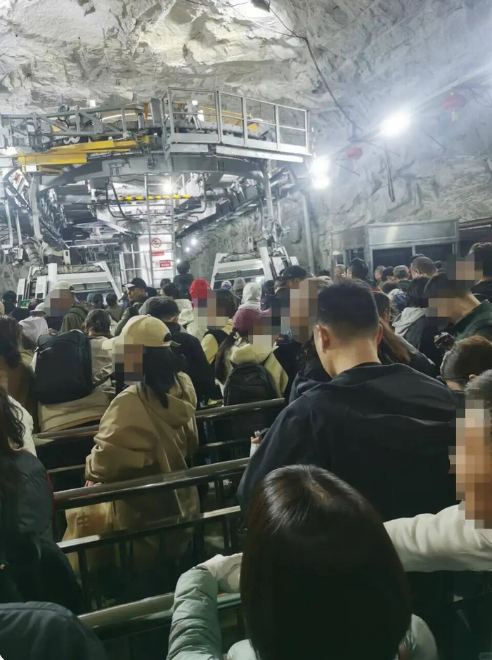 游客滞留华山西峰索道