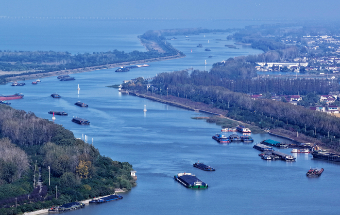 2025年11月5日，货船行驶在京杭大运河江苏扬州段。视觉中国 图